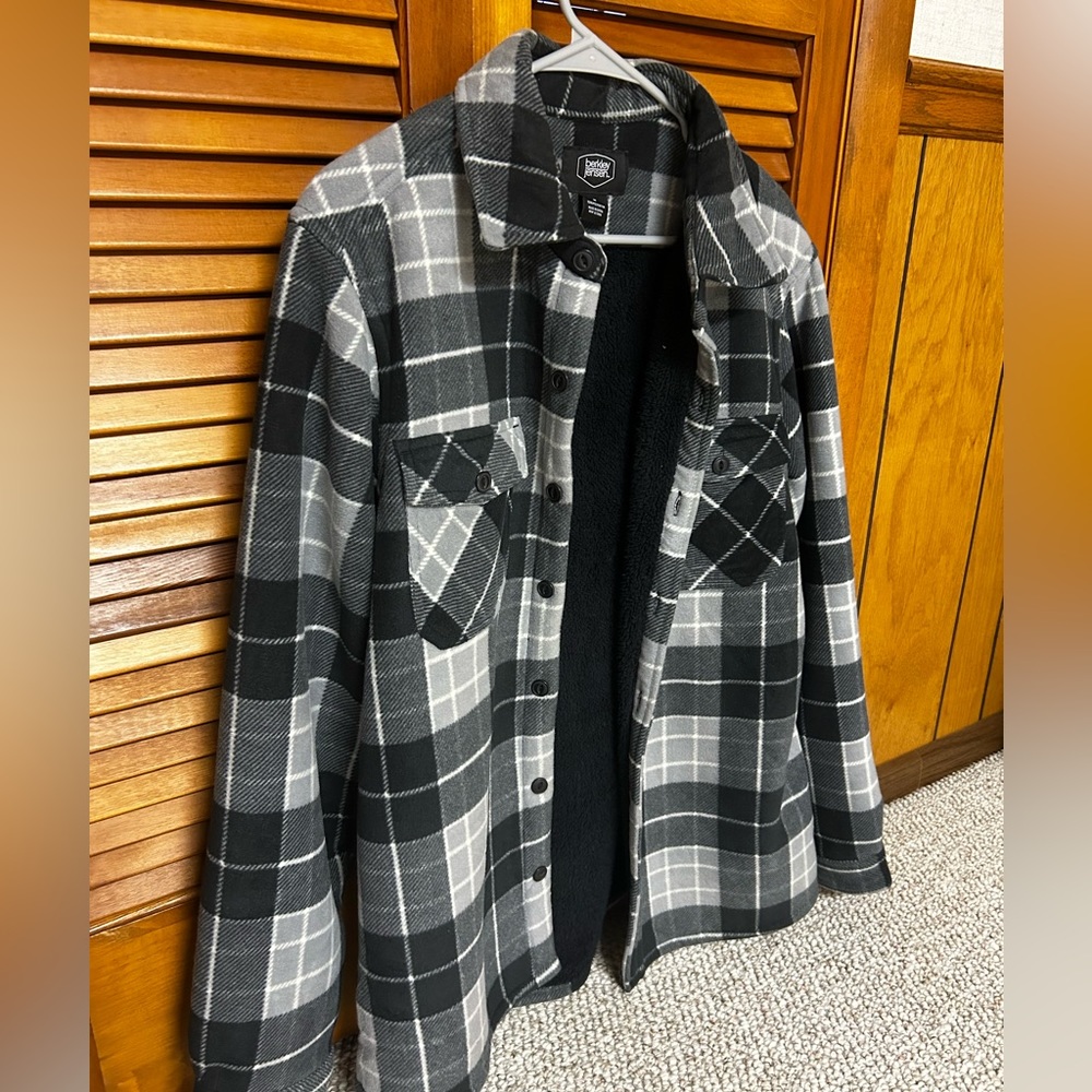 Berkeley Jensen Shirt Jacket. Sherpa fleece lined. Size M. Black / Gray Plaid.